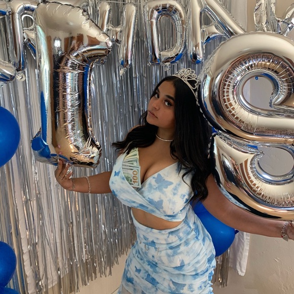 saweetie blue dress Saweetie in Gaurav Gupta Evening Wear for the Gold House X F1 Event in Singapore. @Saweetie in the Nephele Cloud Blue Silk Chiffon Gown with a Sculpted Wave. Styled by: @WilfordLenov Placement